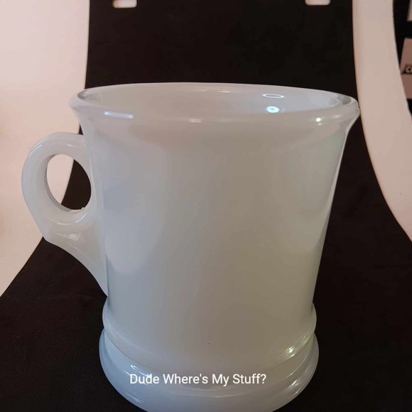 VINTAGE AVON MILK GLASS LOCOMOTIVE COFFEE/TEA MUG - HOLDS 8 OUNCES - Picture 4 of 5